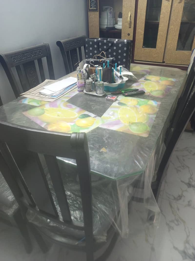 almost new dining table 0