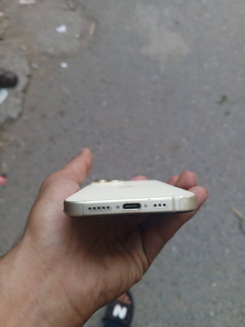 iPhone 15 3