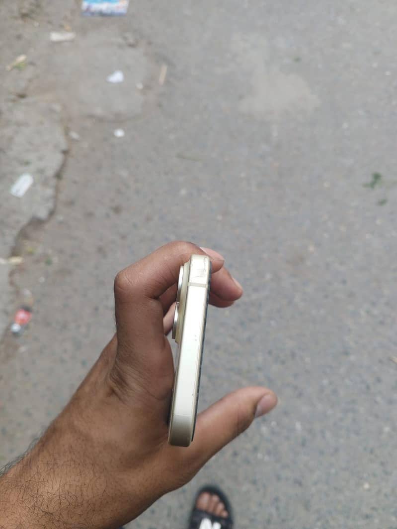 iPhone 15 4