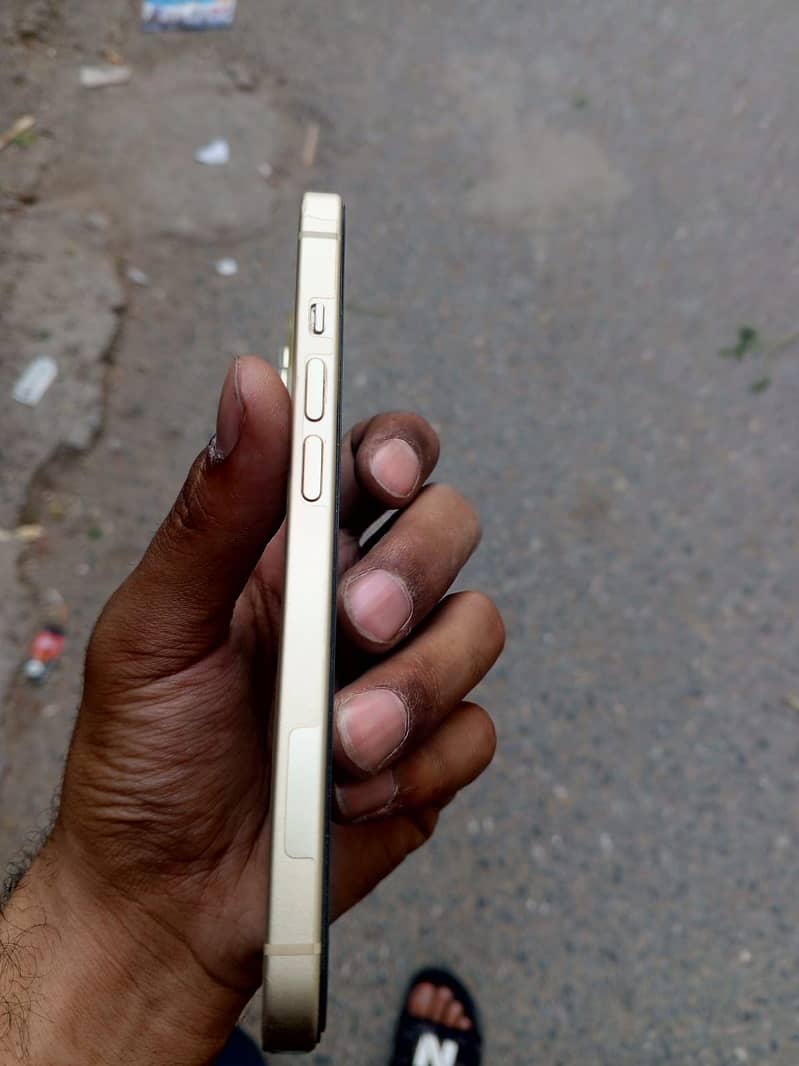 iPhone 15 5