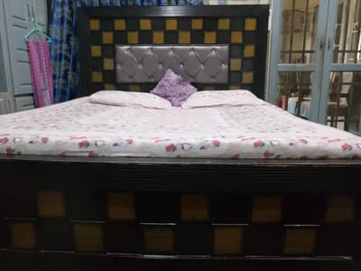 BED WITH DRESSING TABLE AND WARDROBE