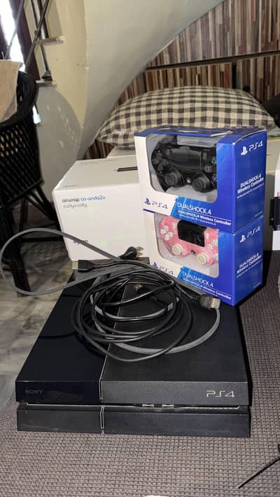 PS4 500 GB 9/10 + 2 controllers + 7 Good games for Sale!