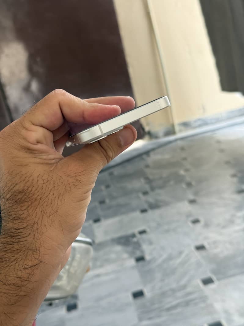 Apple iPhone 13 4