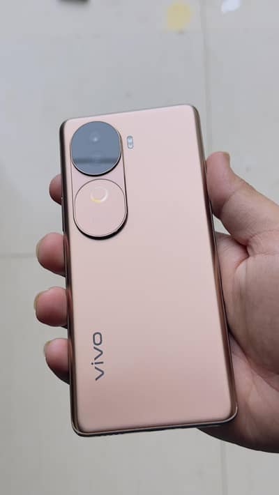 Vivo V40e 5G (8GB RAM / 256GB Storage) – Royal Bronze