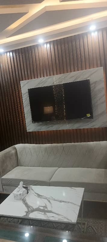 VIP LAVISH FURNISHED FOR RENT WITH LIFT 2 WASHROOM FRONT ENTRANCE WITH EXECUTIVE CHAMBER MEETING ROOM 1000 SQFT PAIR EACH OFFICE 210K FINAL