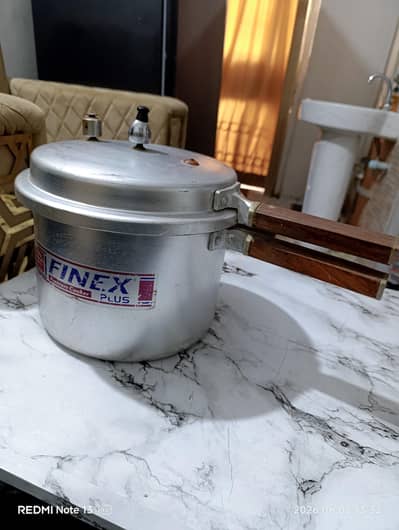 Finish Premium 7 Litures Cooker Only 2 time used.