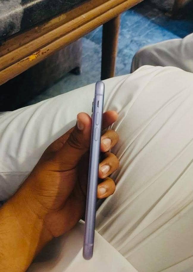 iPhone 11 4