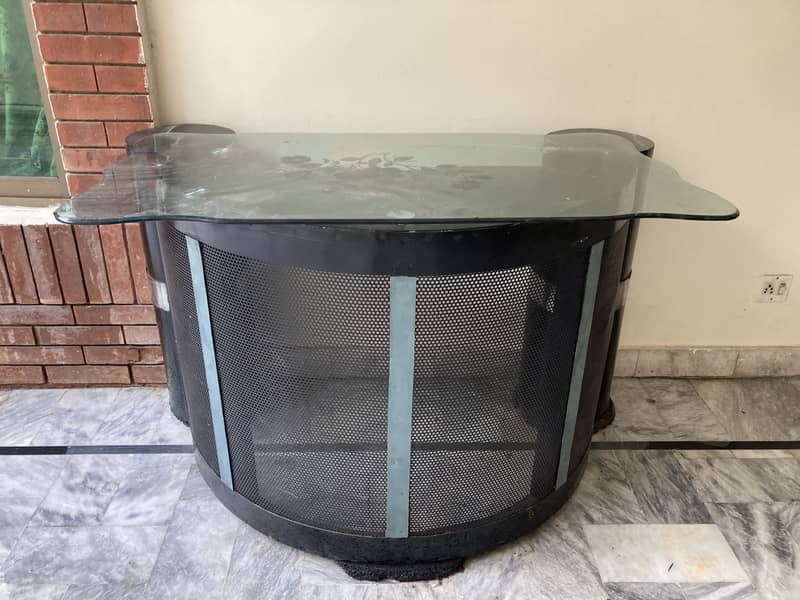 Curved reception table 0