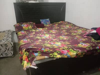 King size bed+ side tble h whit mtrs h