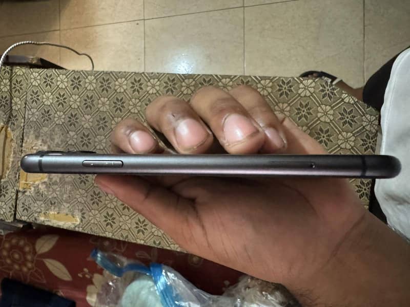 Apple iPhone 11 4