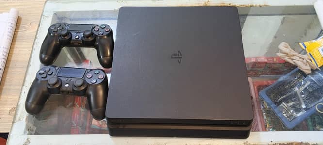 Ps4 slim 1TB JB 15 games installed 2 original wireless controllers