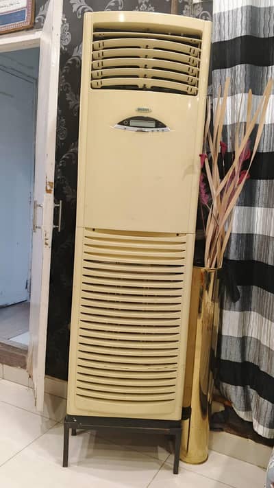 Orient cabnet 2 ton neat condition