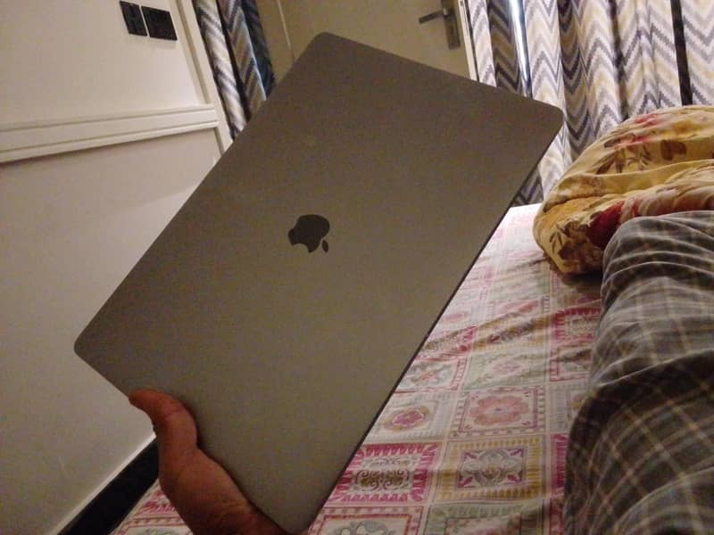 MAC BOOK PRO 1