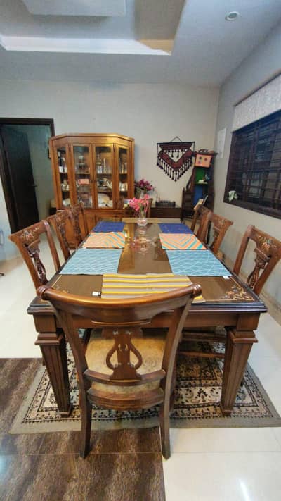 Beautiful 8 seater dining table for sale with chair.