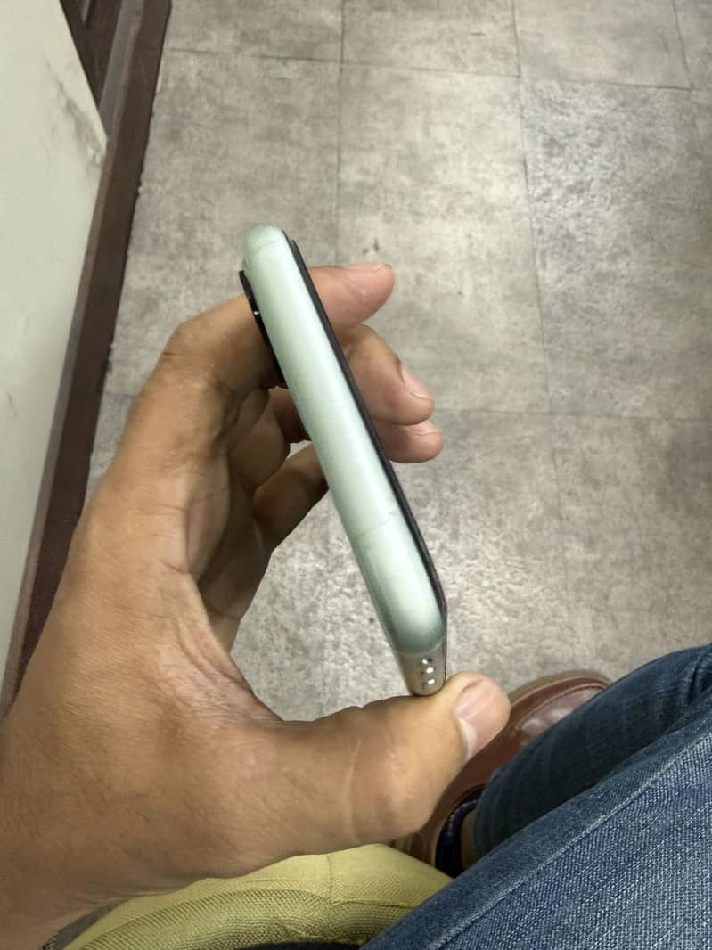 Apple iPhone 11 3