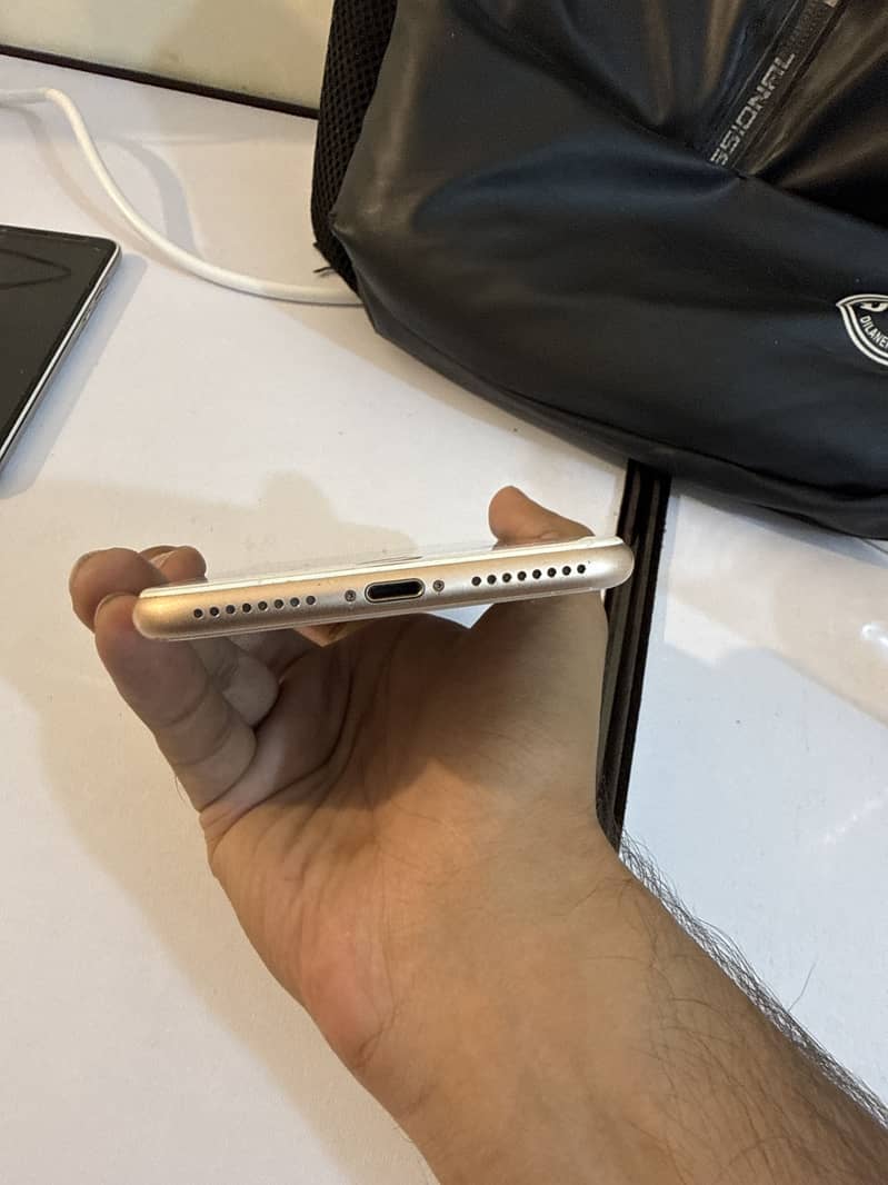 Apple iPhone 8 Plus 4