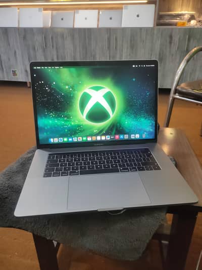MacBook pro core I9 32gb RAM 512 SSD 15inch 4gb graphic 2018
