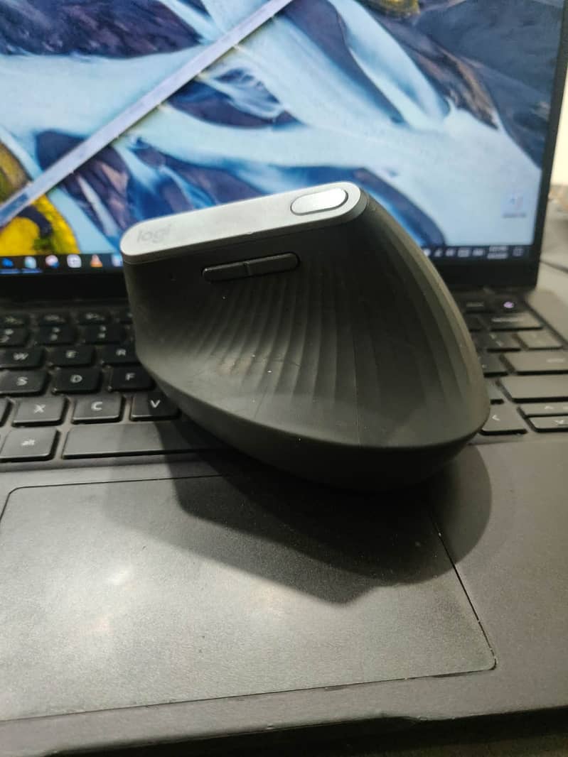Logitech MX Vertical Wireless Mouse - Multi-Device - Rechargeable 2