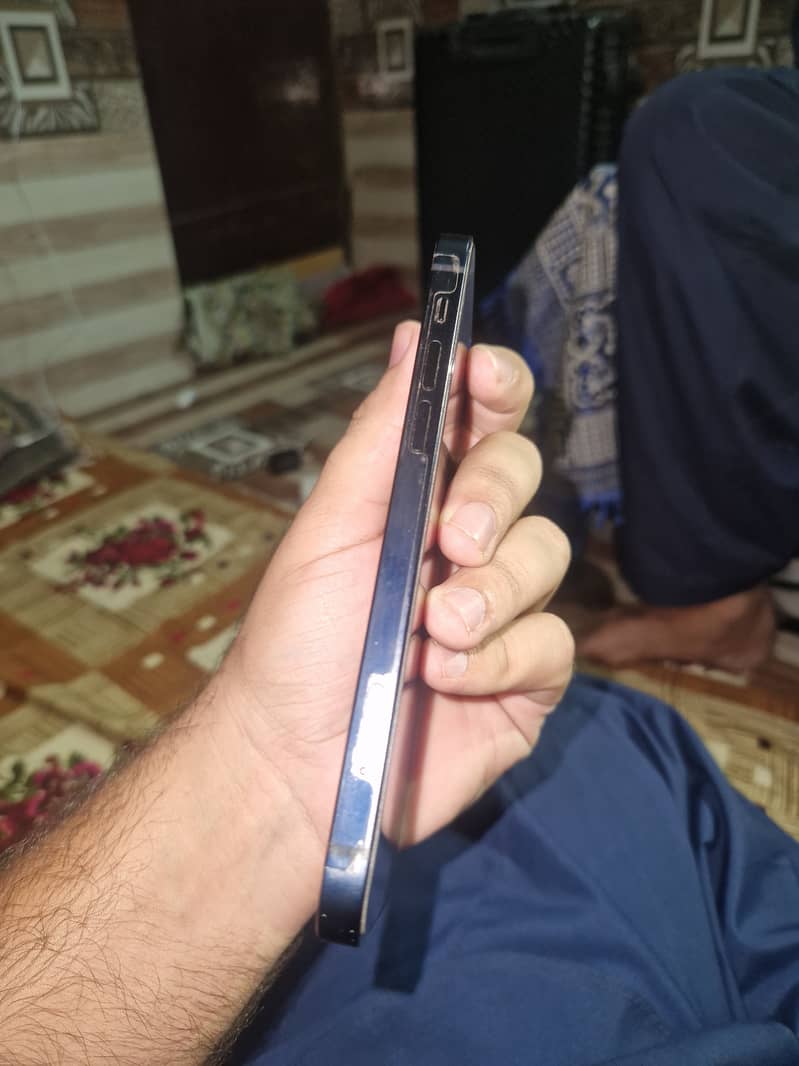Apple iPhone 12 4