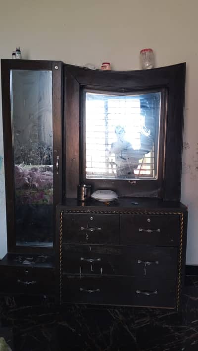 dressing table good condition