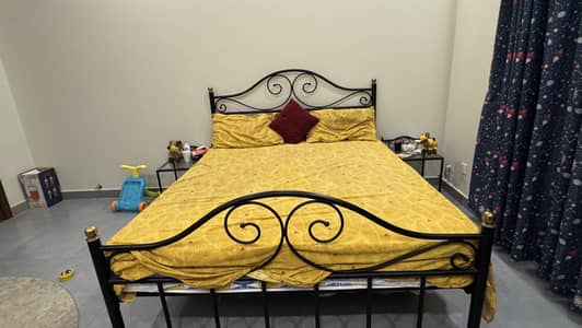 Bed set with mattress