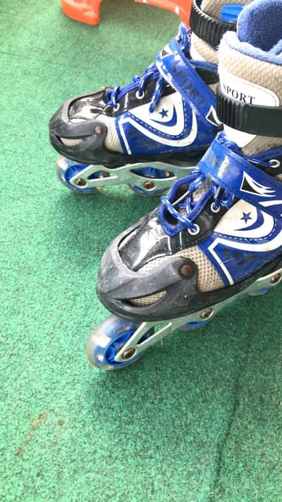 Skating shoes avaialble in blue colour