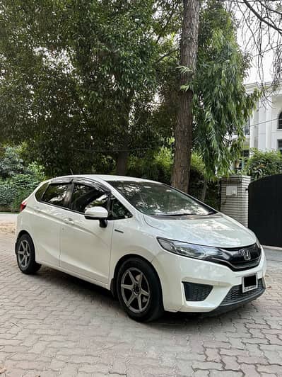 Honda Fit hybrid Pearl white
