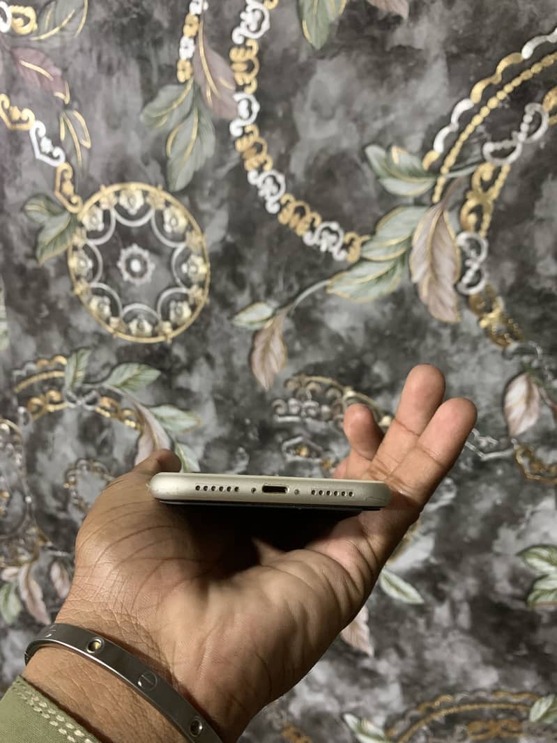 iPhone 11 3