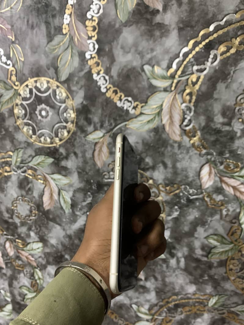 iPhone 11 4