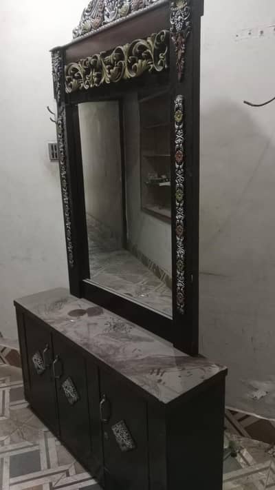 singhare table in good condition koi bhi issues nahi hai