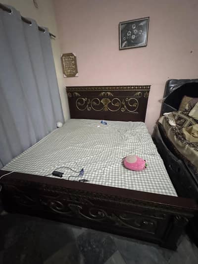 wodden bed