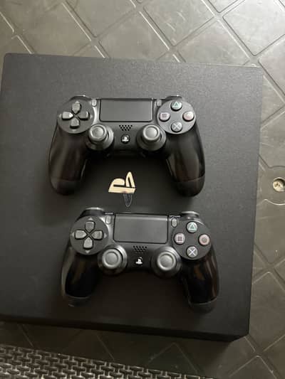 PLAYSTATION 4 pro 1tb (7200 series) almost brand new with 2 controller