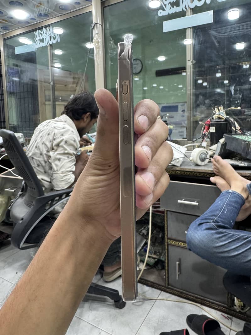 Iphone 16 pro max 5