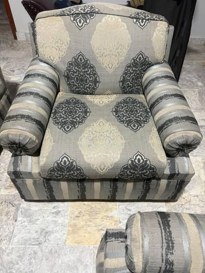 5 seater sofa set in lush condition