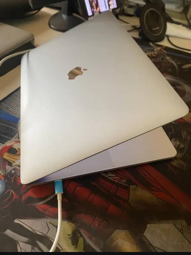 Macbook pro 2017 15.4 inch 1