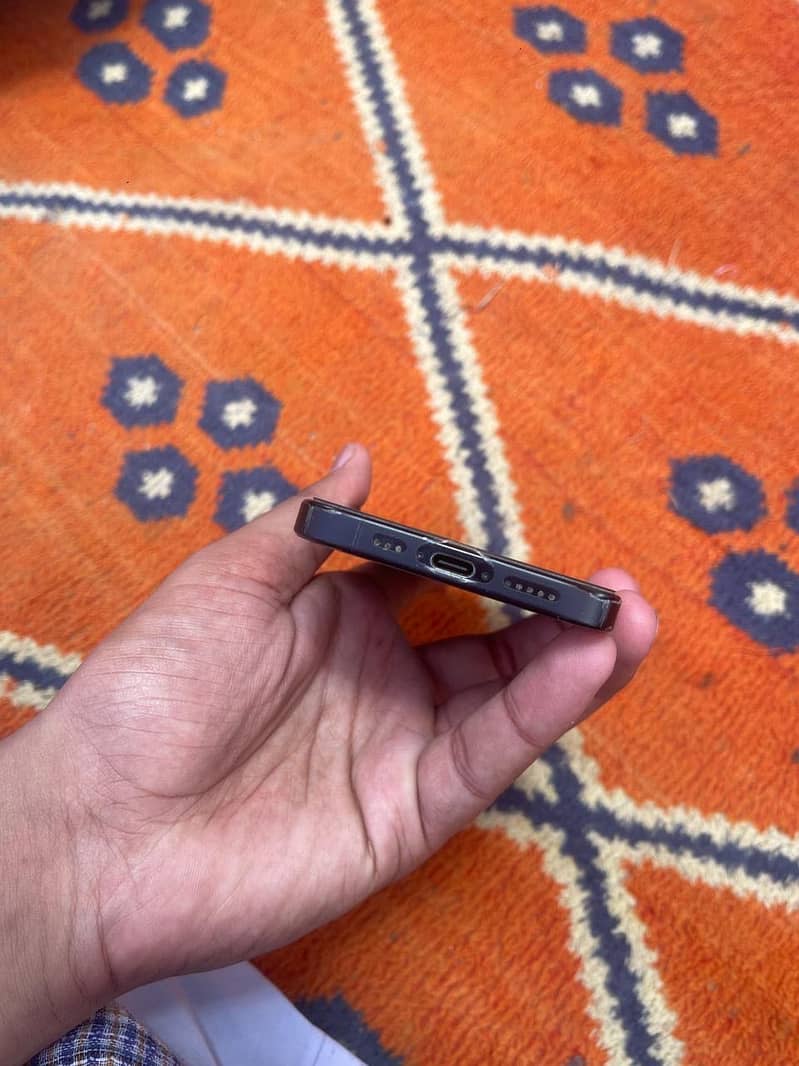 Apple iPhone 16 Pro 1