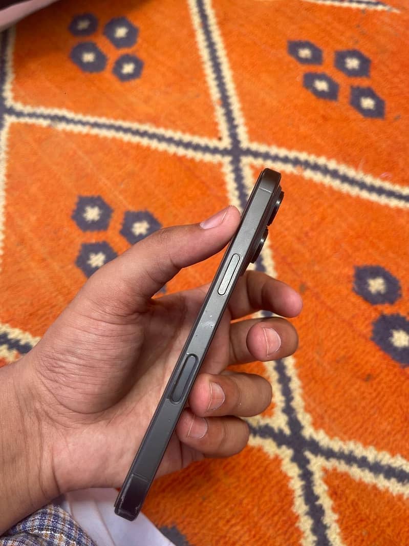 Apple iPhone 16 Pro 2