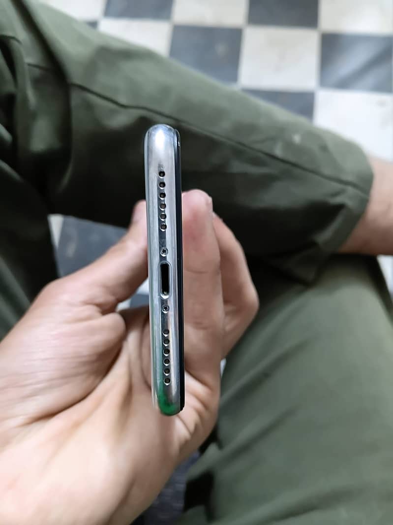 Apple iPhone X 4