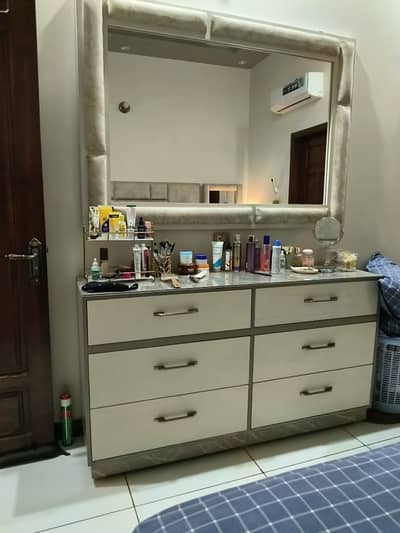 King size bedset with side table and dressing