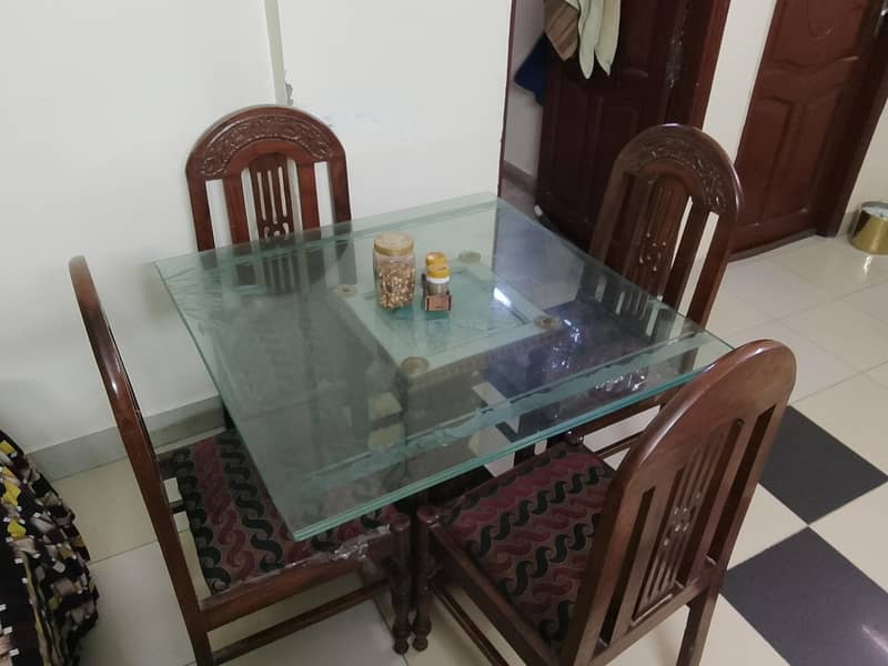 4 sitter dining table. 0