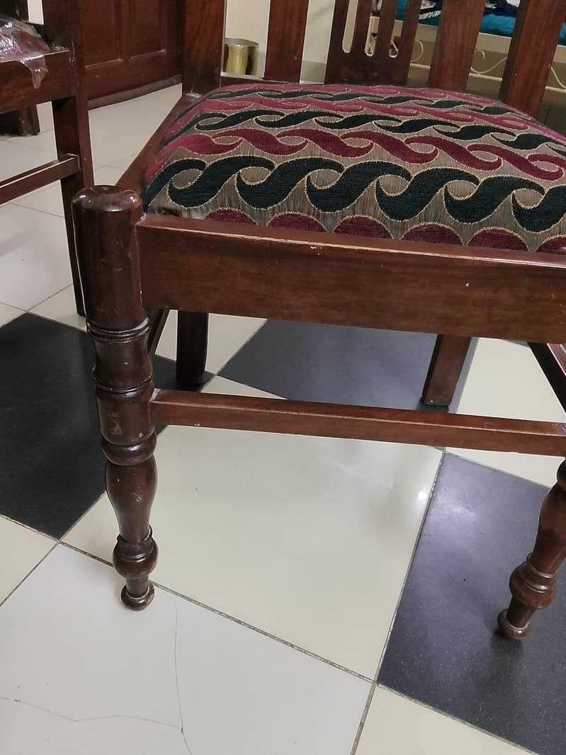 4 sitter dining table. 5