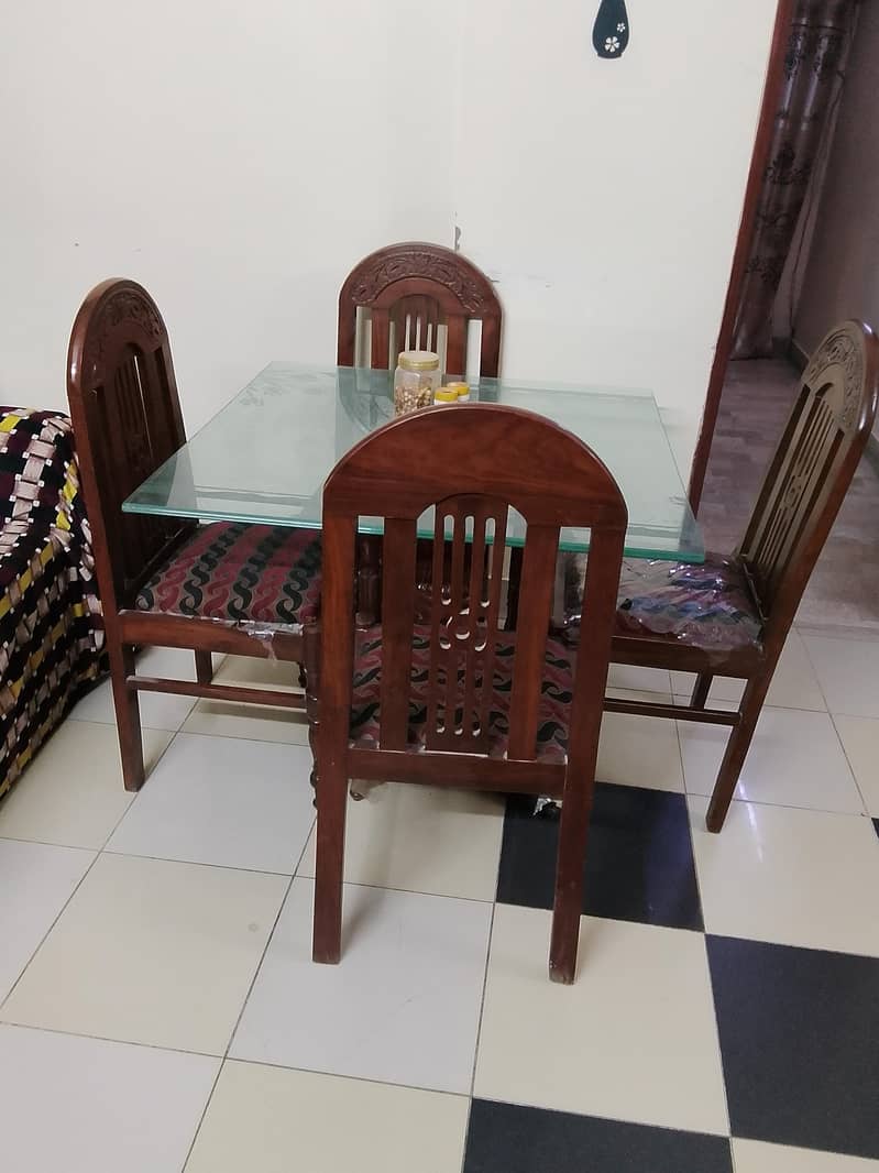 4 sitter dining table. 6