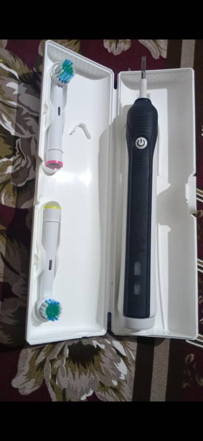 braun oral b electric toothbrush machine with 2new  brushes and box