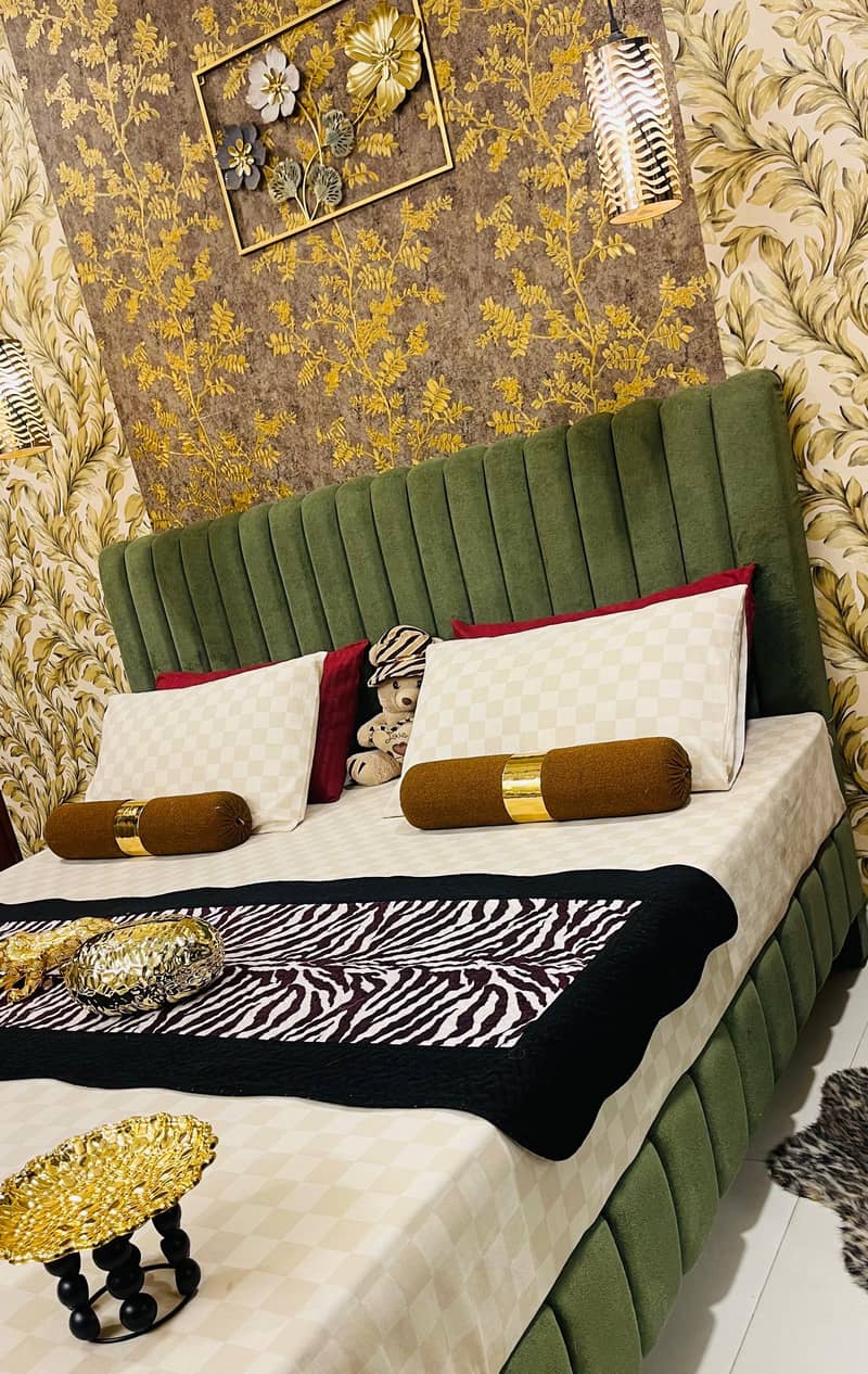King size bed 0