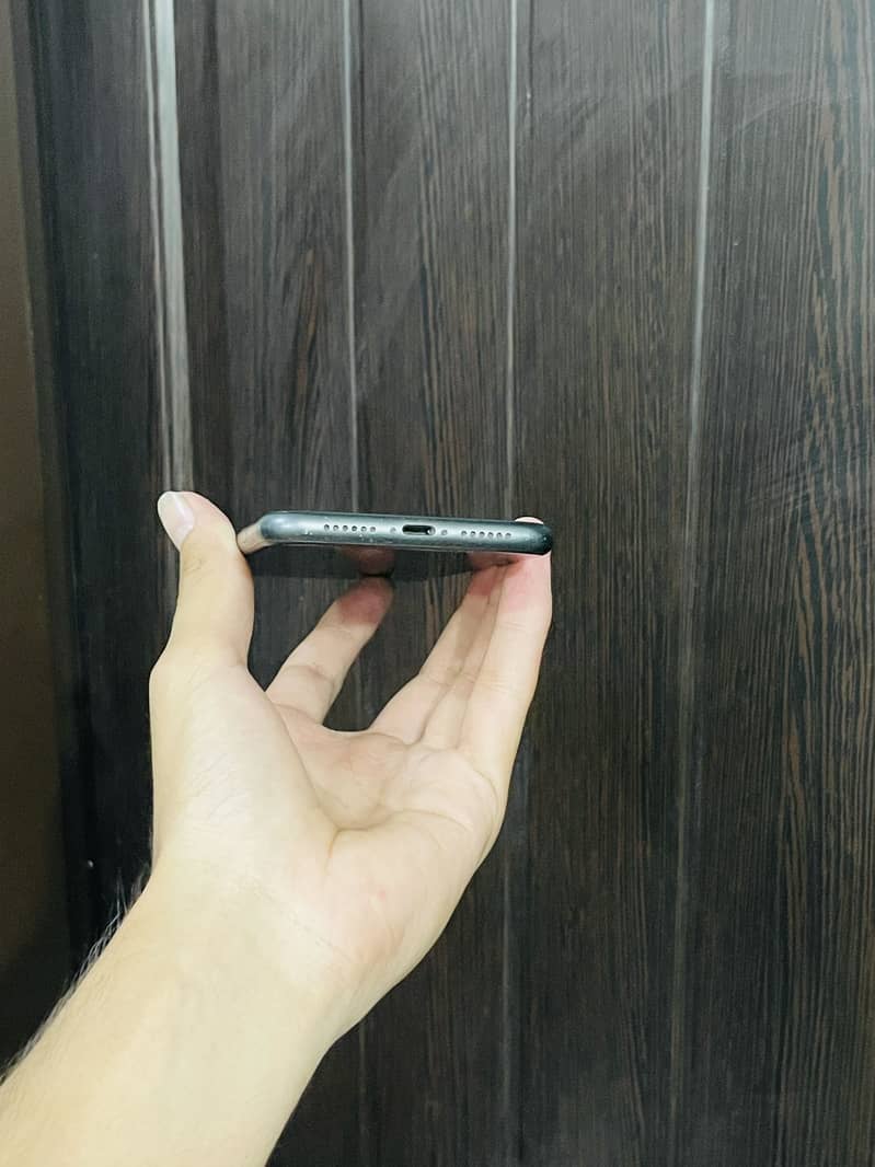 iPhone 11 4