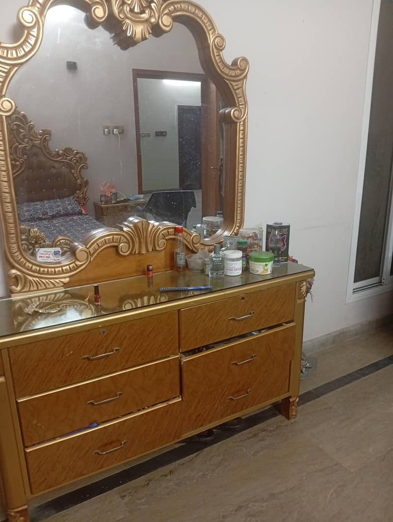 used king bed  side table &dressing 2