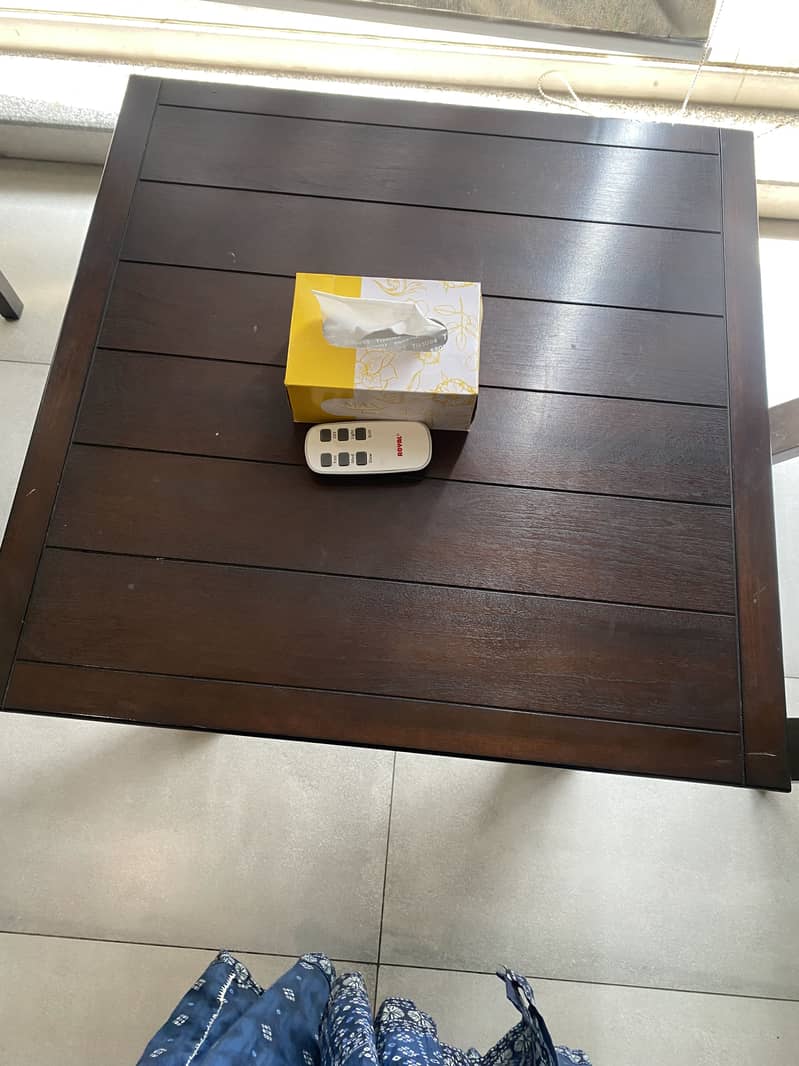 Center/corner table 4
