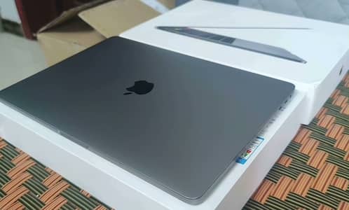 MacBook Pro 13” (2019) with orignal charger +box