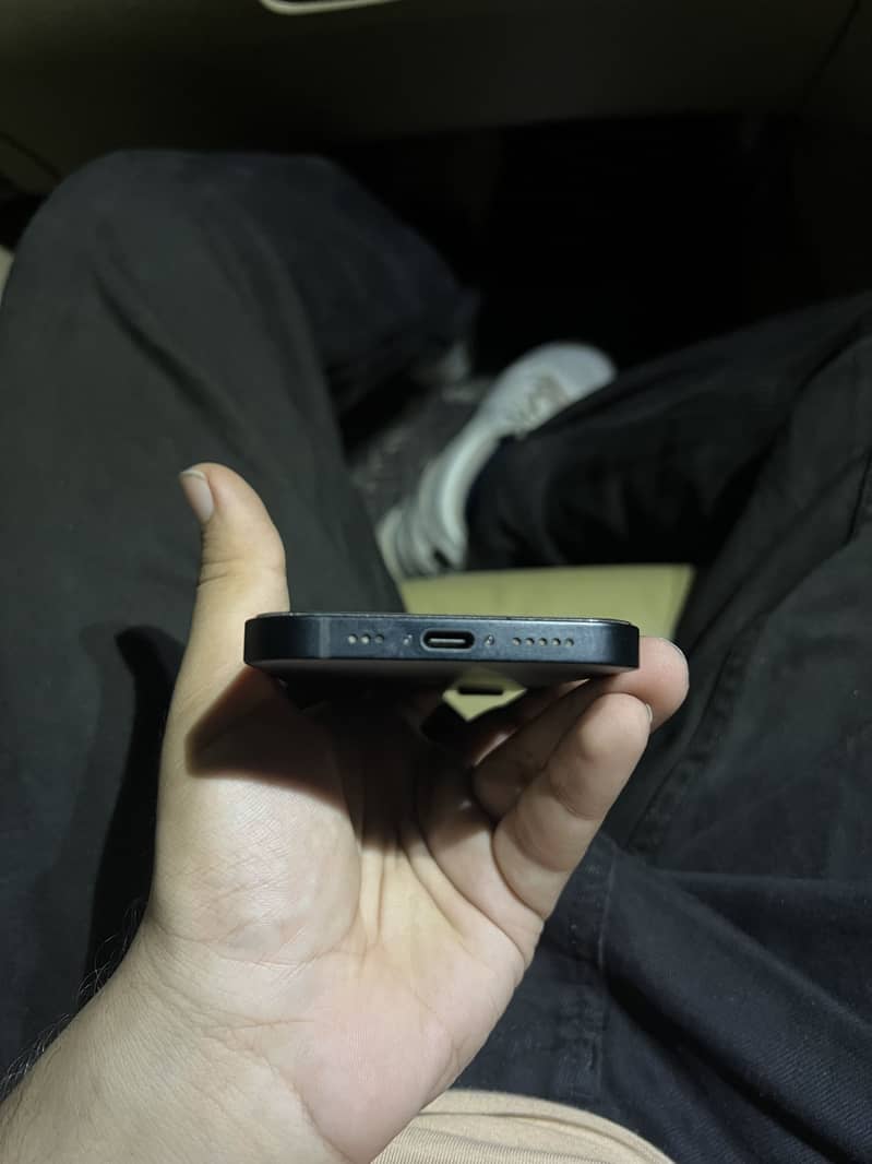 Apple iPhone 16e 3