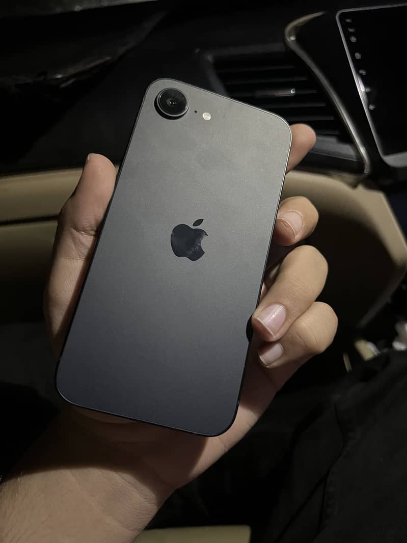 Apple iPhone 16e 6
